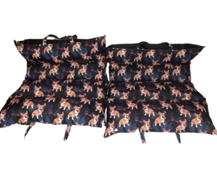 Dos colchonetas de viaje estampadas con perritos corgi, con manijas