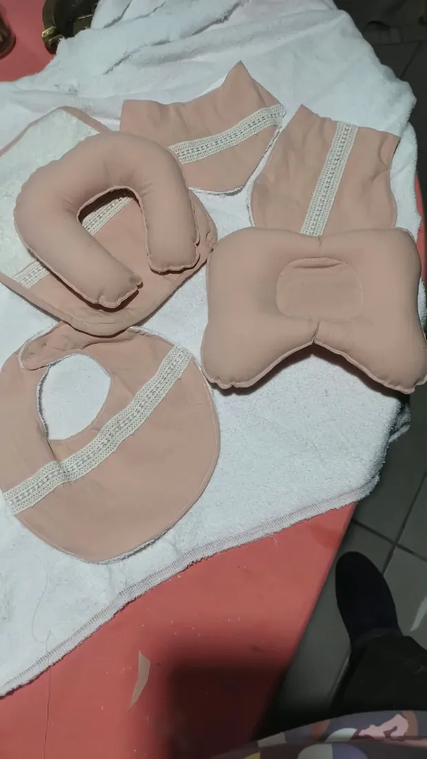 Set de bebé rosa con almohada en U, babitas con puntilla y almohada de posición