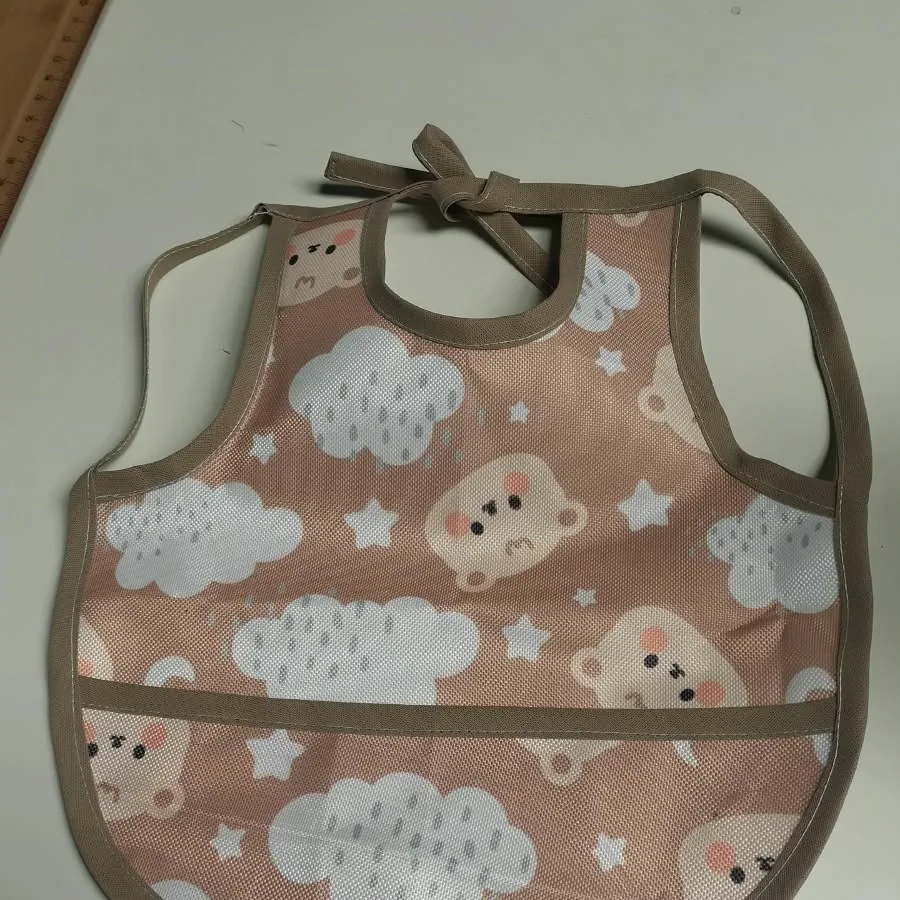 Babero impermeable con bolsillo