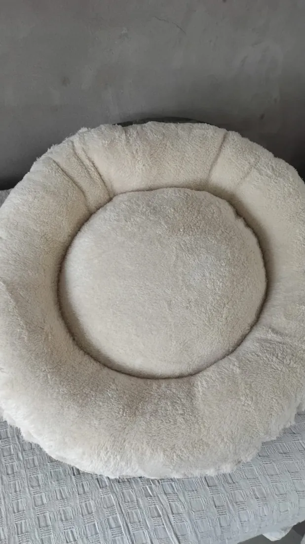 Camita nido de peluche color crema, cosida a mano